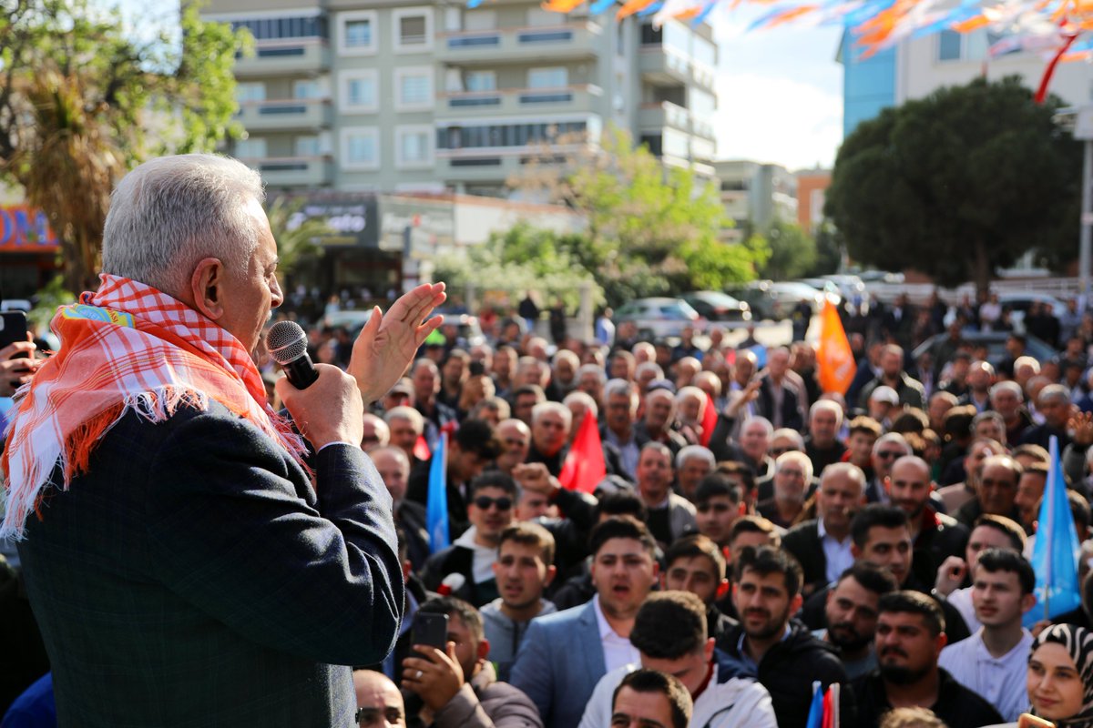 MAtillaKaya's tweet photo. Sayın Başbakanımız Binali Yıldırım ile Menderes Seçim Koordinasyon Merkezimizde kıymetli hemşehrilerimiz ve teşkilatımızın kıymetli mensuplarıyla bir araya geldik. https://t.co/ReAMRwmO9d