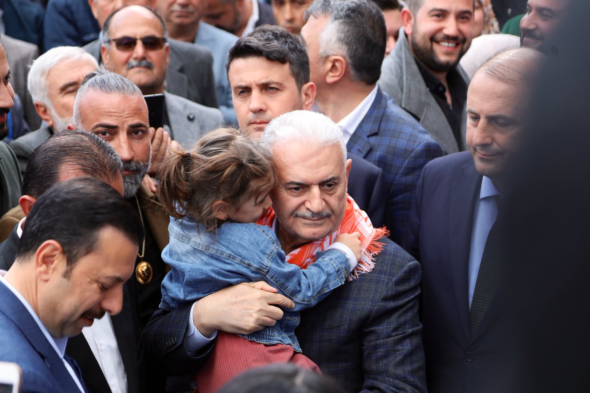 MAtillaKaya's tweet photo. Sayın Başbakanımız Binali Yıldırım ile Menderes Seçim Koordinasyon Merkezimizde kıymetli hemşehrilerimiz ve teşkilatımızın kıymetli mensuplarıyla bir araya geldik. https://t.co/ReAMRwmO9d