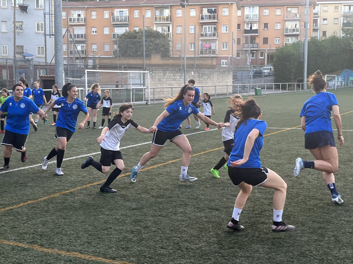 IndartsuClub's tweet photo. ⚫️🟢 Entrenamendu dibertigarria eta berezia izan zuten atzo gure Harrobiko neskak, nesken regionalarekin batera. 

Espero dugu regionalarekin batera asko ikastea, baina batez ere futbolaz gozatzea eta ondo pasatzea. Aupa indartsu eta Aupa Harrobi!!🙌🙌

#indartsu #harrobi https://t.co/QwMEdvLD7Y