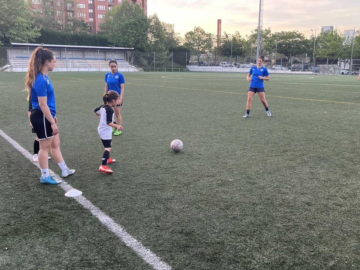 IndartsuClub's tweet photo. ⚫️🟢 Entrenamendu dibertigarria eta berezia izan zuten atzo gure Harrobiko neskak, nesken regionalarekin batera. 

Espero dugu regionalarekin batera asko ikastea, baina batez ere futbolaz gozatzea eta ondo pasatzea. Aupa indartsu eta Aupa Harrobi!!🙌🙌

#indartsu #harrobi https://t.co/QwMEdvLD7Y