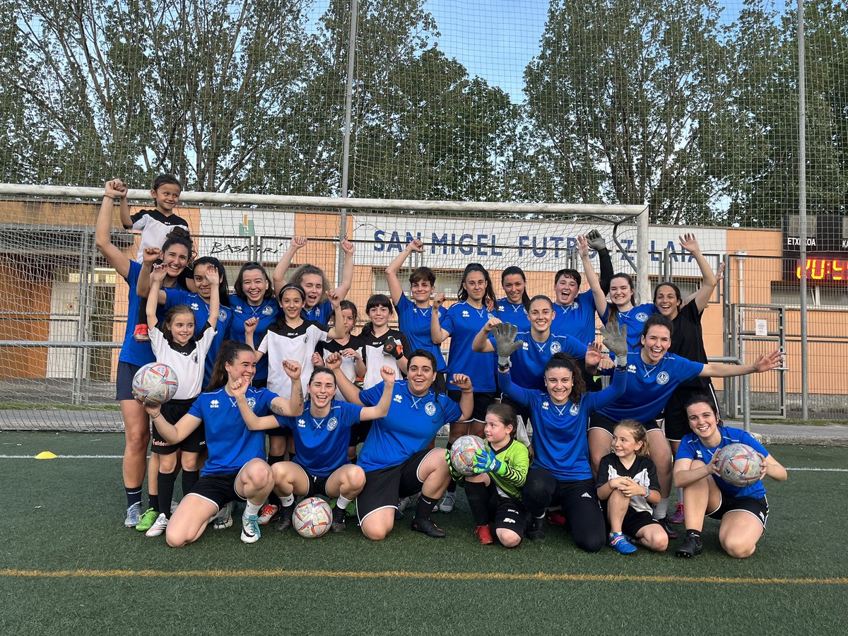 IndartsuClub's tweet photo. ⚫️🟢 Entrenamendu dibertigarria eta berezia izan zuten atzo gure Harrobiko neskak, nesken regionalarekin batera. 

Espero dugu regionalarekin batera asko ikastea, baina batez ere futbolaz gozatzea eta ondo pasatzea. Aupa indartsu eta Aupa Harrobi!!🙌🙌

#indartsu #harrobi https://t.co/QwMEdvLD7Y