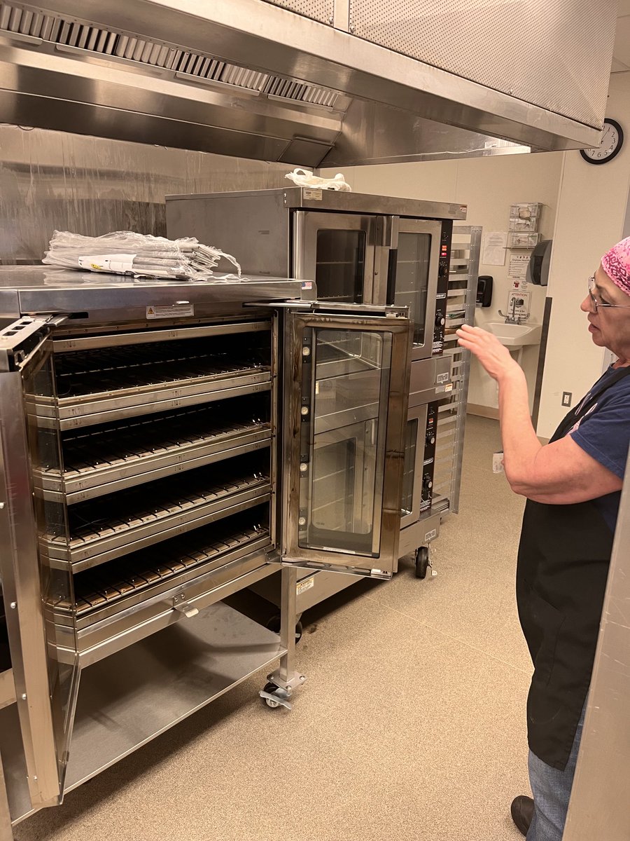 Today our newest kitchen support arrived to #GoMustangs!  ⁦<a href="/DeborahMosher11/">Deborah Mosher</a>⁩ will be able to serve up amazing food! Thanks ⁦<a href="/GovofCO/">Governor Jared Polis</a>⁩ for the free food initiative, this #brightspot school will work hard to provide proper nutrition to our students! <a href="/district51/">Raja Kroto 💎</a>⁩