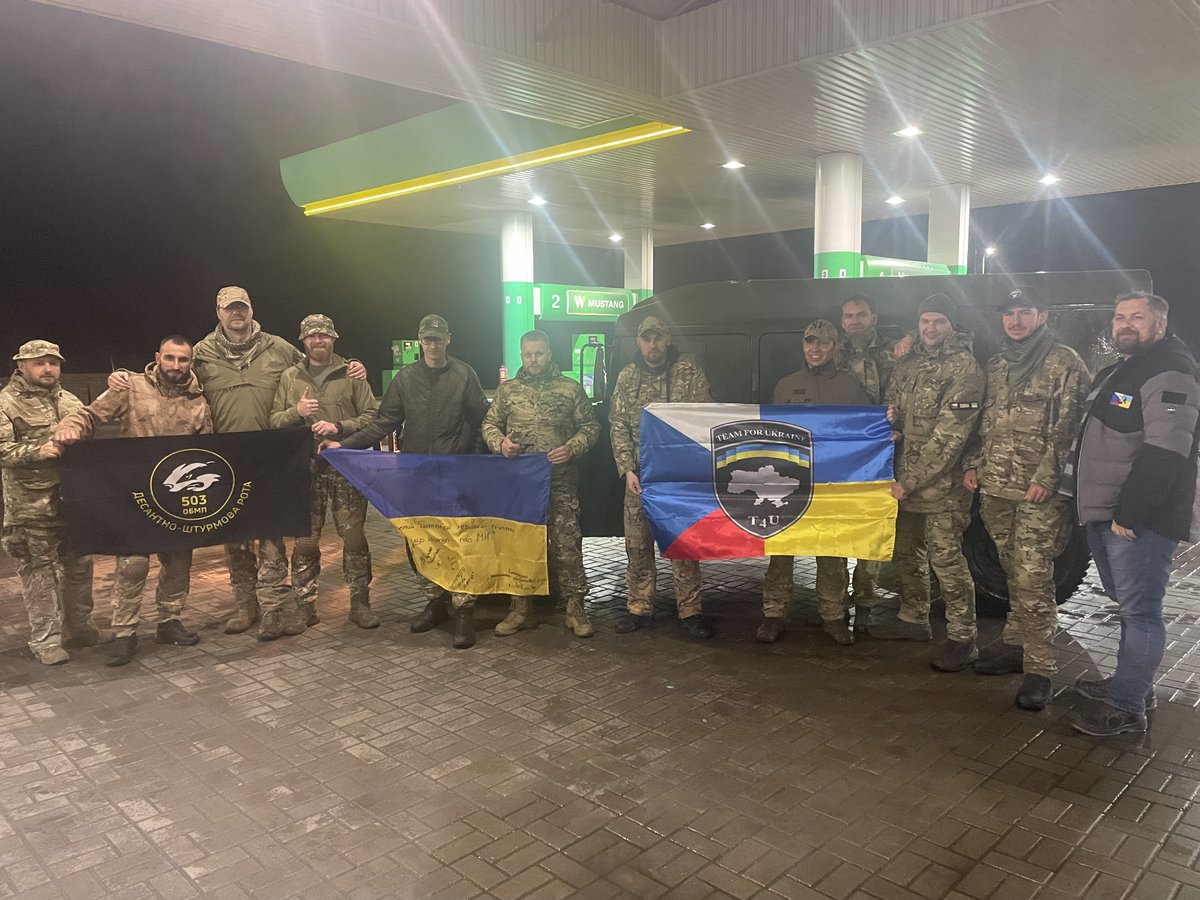 Team4Ukraine1's tweet photo. Operace Humvee sanitky - Dlouhý den 2. část 😴🇺🇦

Jižní kolona Team 4 Ukraine se blíží k městu Umaň, kde je domluvený bod setkání s 🇺🇦 jednotkou mariňáků, pro které bude jeden Humvee a kopa vybavení. To, že toto město bude jen o několik dní později terčem bombardování civilního sídliště s více než 20 mrtvými civilisty jsme netušili. Mariňáci navrhli setkání v tomto městě, protože pro nás by v rámci časového plánu byl Mykolajiv, kde je jednotka rozmístěna, příliš daleko. Druhá skupina se servisním vozem dohání zbytek týmu kousek před městem. Společně parkujeme na benzínové pumpě, kde má proběhnout setkání. Vykládáme z dodávek věci, které chceme krom Humvee a zdravotnického vybavení věnovat rotě mariňáků.

Netrvá dlouho a přijíždí velitel roty Denys, třicátník atletického vzhledu s upraveným vousem. Od pohledu reprezentativní voják. Společně s dalšími dvěma jeho kolegy se zdravíme, postupně se mariňáci seznámí s celým výjezdním týmem. Neztrácíme čas a ukazujeme jim jejich nové „fáro“ k záchraně životů jejich bratrů ve zbrani. Denys umí anglicky, takže nemusíme řešit překládání od našeho Bahdana, což urychluje vysvětlování. Ukazujeme vybavení, které k autu dáváme a vysvětlujeme, jak se co používá. Veliteli roty úplně svítí oči, krom vozu opět největší radost dělají intraoseální vrtačky a jehly. Je milé překvapení, že byť je takový přístroj pro paramediky vzácnost, zdá se že u každé jednotky je alespoň jeden medik nebo doktor, který tuto pomůcku zná a umí ji používat (tedy dokáže to naučit ostatní, když od nás přístroj dostanou). Dáváme klukům také krabici čelovek, powerbank a několik plně vybavených osobních lékárniček tzv. IFAKů.

Bavíme se s Denysem o jeho jednotce, není to jednoduché poslouchat. Bojovali na začátku války u Mariupolu, pak na dalších částech jižní fronty a nyní se připravují na protiofenzívu. Jejich prapor utrpěl za dobu trvání bojů 70% ztráty a tak jsou nyní u jednotky hlavně nováčci, kteří doplnili ztráty z předchozích měsíců. Mariňáci nám vysvětlují, že takové vozy, jako jsme jim dovezli, jsou doslova „božím darem“ a nadějí na záchranu mnoha životů. Slibujeme si dlouhodobější podporu a spolupráci s touto rotou, Denys je za podporu české veřejnosti opravdu moc vděčný. Před rozloučením si dáváme společnou fotografii u Humvee a dostáváme krásný dárek. Hoši nám dovezli vlajku se znakem jejich jednotky a také nám někteří z nich podepsali ukrajinskou vlajku (tyhle věci rozhodně poputují v čechách do muzea).

Humvee spolu s mariňáky odjíždí směr jižní fronta a my nasedáme do našich tří dodávek směr Dnipro, kde máme možnost nocování přes kamarádku obdarovaných mariňáků a taky setkání s reportérem Českého rozhlasu Martinem Dorazínem. Je už notně pozdní hodina, ale máme naštěstí povolení k nočním přejezdům a na blockpostech jde vše bez problému. Na místo setkání dorážíme kolem 02:00 ráno, je to takový omšelý průmyslový areál. Po chvilce čekání skutečně přichází Lena, která nás navádí do areálu. Po zaparkování vozidel (jízda po městě v zatemnění je docela náročná na orientaci), bereme spacáky a malé batůžky z aut a jdeme hlouběji do areálu. Lena nás zavádí do tělocvičny, hle jsme v budově internátní školy! Tu bychom tady opravdu nehledali. Lena a její přátelé nám na podlahu tělocvičny připravili matrace a deky, takže se poprvé od přejezdu polské hranice vyspíme jako lidi. Všichni jsou vyčerpaní a za chvilku je v tělocvičně hrobové ticho, jen Sully a Rošťák si ještě upřesňují plán na další den, ten už budeme trávit ve frontových oblastech v Doněcké oblasti. Dvě čelovky nad mapou po chvíli zhasínají a spát jdou i poslední ze skupiny.

Pokračování zítra…

Líbí se vám naše činnost a chcete také podpořit pomoc Ukrajině? Prosím pošlete nám příspěvek na tento transparentní účet 2801169198/2010 Děkujeme! 🙏