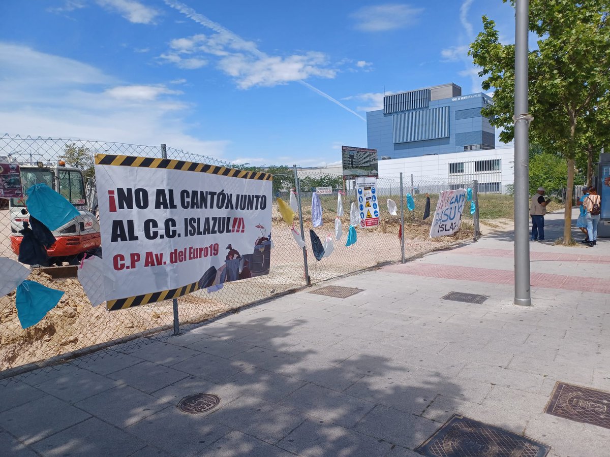 NOCantonIslazul's tweet photo. Vamos a seguir reclamando la reubicación de todos los cantones de basura en espacios más alejados de las viviendas, colegios, polideportivos y comercios. 

No vamos a parar. Porque @MADRID y @bcarabante siguen con las obras. https://t.co/JsTfLlI05q