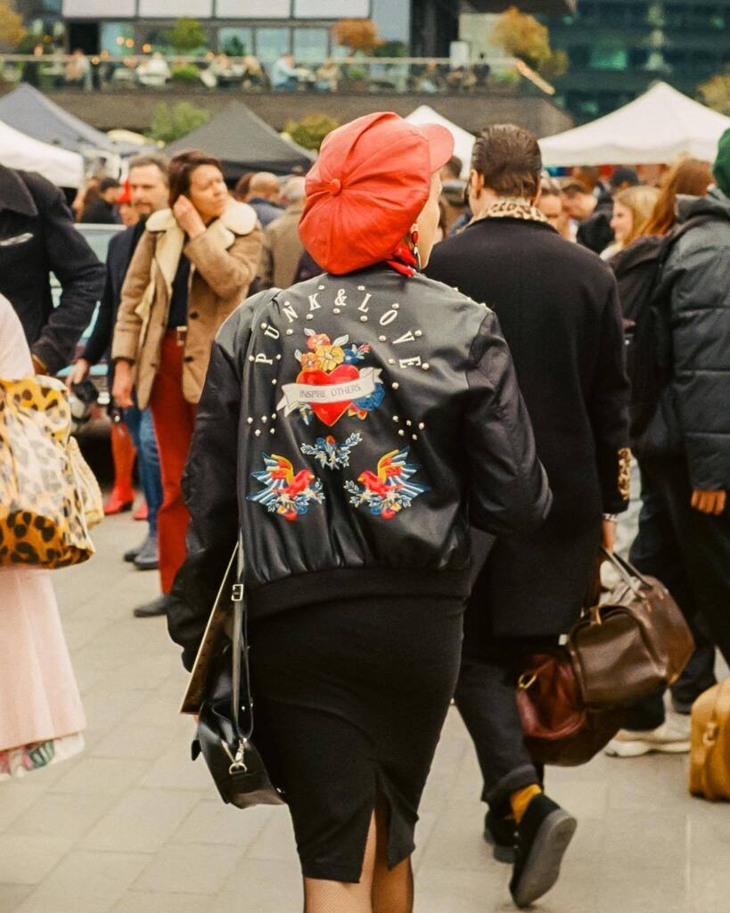 Punk &amp; Love / Kings Cross, London / April 2023 / Minolta CLE / Voigtländer 40mm, f1.4 / Kodak Ultramax 400 
.
.
.
#vintagecarbootsalekingscross #minoltacle #madewithkodak #streetleaks #fromstreetswithlove #streetclassics #sublimestreet #infinity_street #… instagr.am/p/CrlogOcIzZ9/