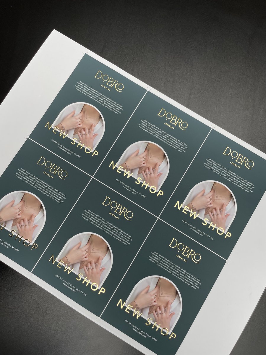 Exaprint's tweet image. Depuis le mois dernier, nous avons lancé un challenge à nos collaborateurs pour concevoir un flyer unique en laissant le hasard décider de ses caractéristiques : format A6, pour une bijouterie, avec dorure à chaud et en or. Likes si t'aimes le concept 🔥