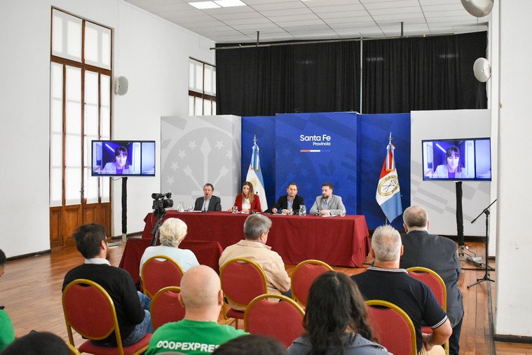 JMAviano's tweet photo. 🌐El Programa #ComercioExpress hoy presentó su balance 2022 y proyectos 2023
✔️Datos 1° trim. '23 del Observatorio Comercial
✔️Capacitaciones en 7 sedes
✔️Mapa onlin
✔️Firmamos convenio con la Subsecretaría Pyme y el @IDR_Ros
✔️Entregamos 2 motos @CorvenMotos a CoopExpress https://t.co/DeHPp8QfDV