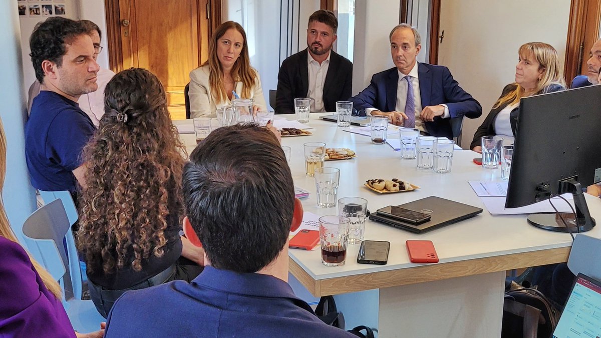 sergesiciliano's tweet photo. Un país desarrollado se logra de la mano de una #NuevaEscuela, actualizada y con una visión integral.

Con @mariuvidal, @alefinocchiaro y un gran grupo de especialistas trabajamos todos los días para lograr una escuela que les FUNCIONE a nuestros chicos y docentes https://t.co/ZcNDWo4A1w