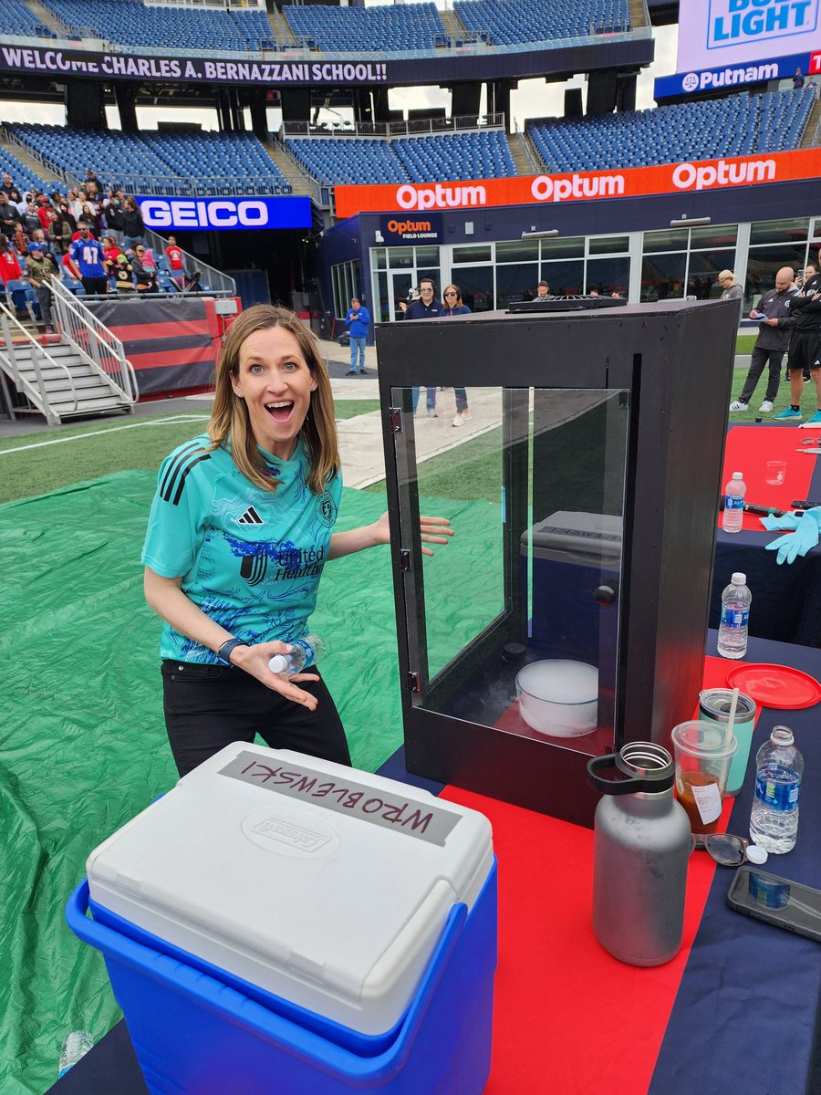 ericfisher's tweet photo. Great day @GilletteStadium for weather education. Thanks to all the schools who attended! #wbz https://t.co/NetwvZp5s5