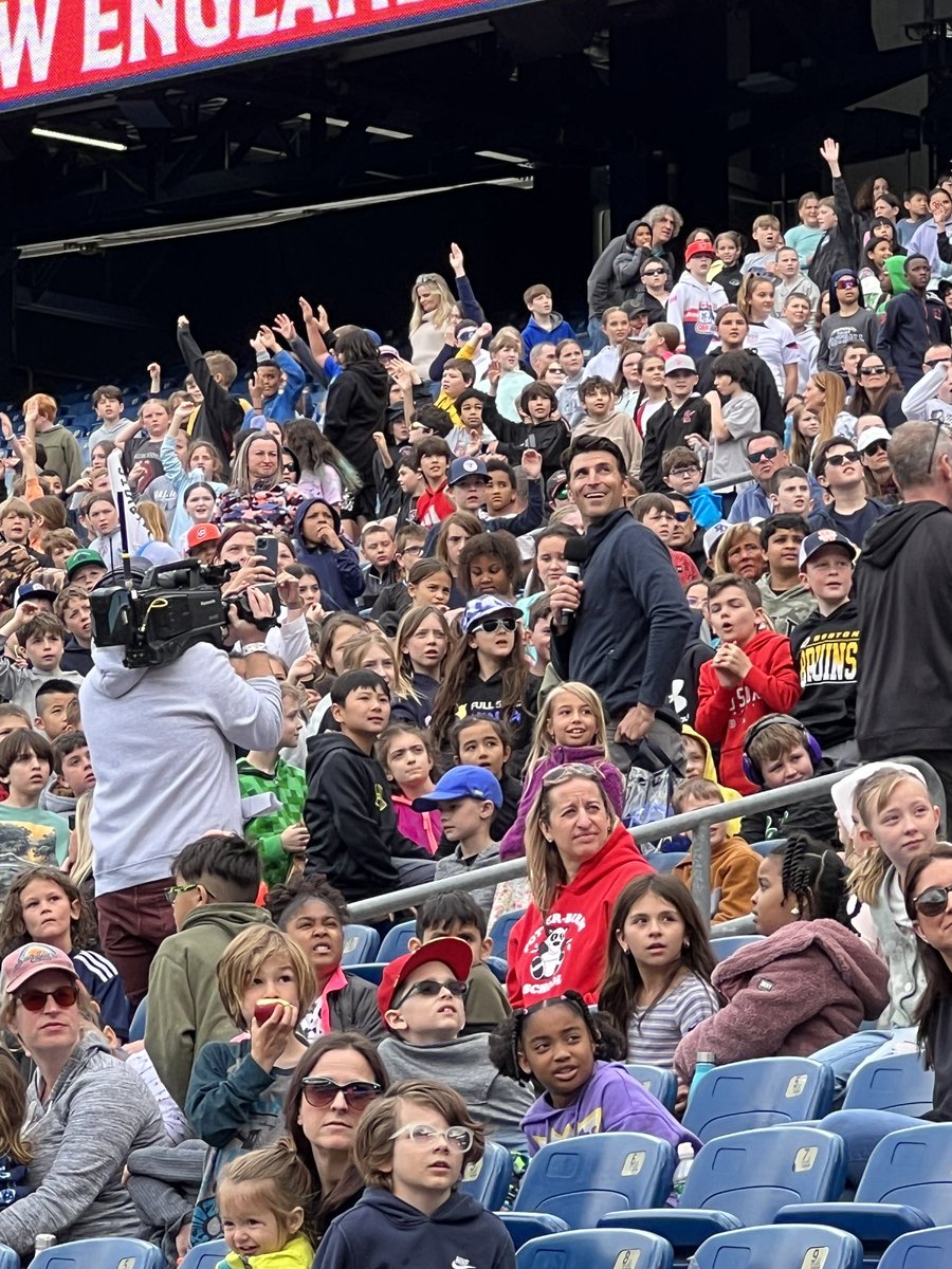 ericfisher's tweet photo. Great day @GilletteStadium for weather education. Thanks to all the schools who attended! #wbz https://t.co/NetwvZp5s5
