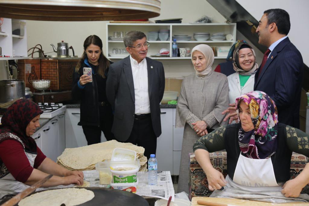 Ahmet_Davutoglu's tweet photo. Konya Karapınar ve Ereğli'de Millet İttifakı adaylarımızla birlikte hemşehrilerimizle hasret giderdik. Hep birlikte kazanacağız, bu seçimin kaybedeni olmayacak. https://t.co/jXNQ4SXgeO