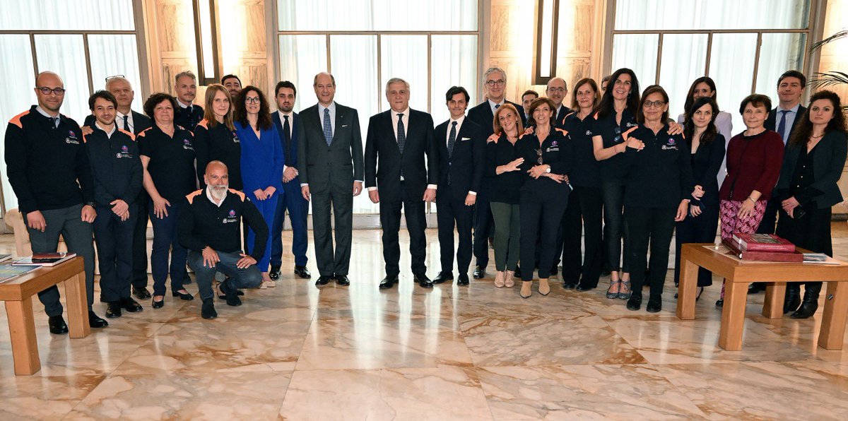 Antonio_Tajani's tweet photo. Ho voluto incontrare e ringraziare il personale dell’#UnitàdiCrisi per il determinante lavoro svolto durante la crisi in #Sudan e per l’evacuazione dei nostri connazionali. Siamo sempre in prima linea per assistere gli italiani nel mondo. https://t.co/js7sdRgBbY