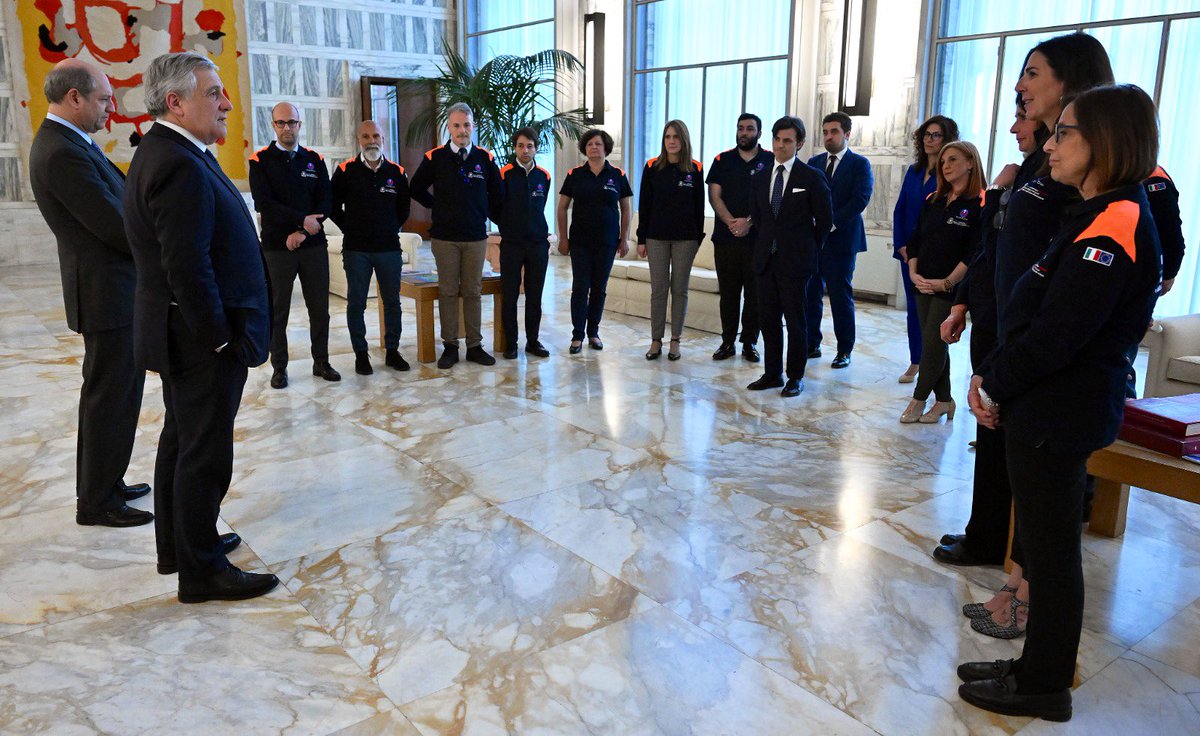 Antonio_Tajani's tweet photo. Ho voluto incontrare e ringraziare il personale dell’#UnitàdiCrisi per il determinante lavoro svolto durante la crisi in #Sudan e per l’evacuazione dei nostri connazionali. Siamo sempre in prima linea per assistere gli italiani nel mondo. https://t.co/js7sdRgBbY