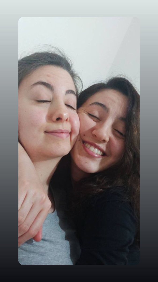 Ülkesine ve ailesine faydalı bireyler olabilmek için gece gündüz çalışırdık biz.En büyük mutluluğumuz yanak yanağa sımsıkı sarılmaktı bu şekilde,şimdi birbirine aşık olan bu ikizleri ayırdınız birini sonsuzlukta,bir diğerini de sonsuza kadar enkazda umutsuz ve mutsuz bıraktınız.