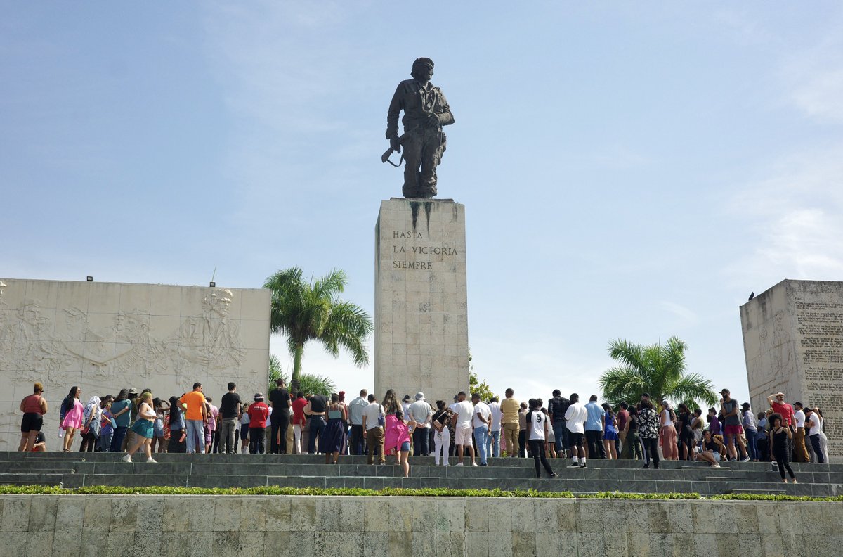 PeoplesForumNYC's tweet photo. 📍This morning, our brigade traveled to Santa Clara, the city liberated by Ernesto Che Guevara. We paid our respects to Che and his revolutionary spirit, love for the people, and dedication to struggle with a visit to his mausoleum. 

#MayDayCuba2023 #OffTheList https://t.co/OZqPAy0quE