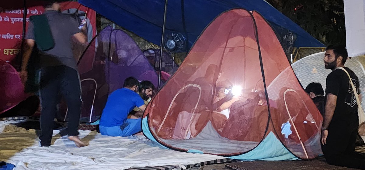 ajitanjum's tweet photo. जंतर मंतर पर धरना दे रहे पहलवान मोबाइल की रोशनी में खाना खा रहे हैं . लाइट नहीं है . पुलिस का दबाव है कि अब जगह खाली करो . 
इनका कहना है कि जब तक #brijbhushansaransingh 
की गिरफ्तारी नहीं होगी , हम हटेंगे नहीं .
#Phogat_Vinesh 
#bajrangibhaijaan 
#SakshiMalik https://t.co/TKIHNRrEPh