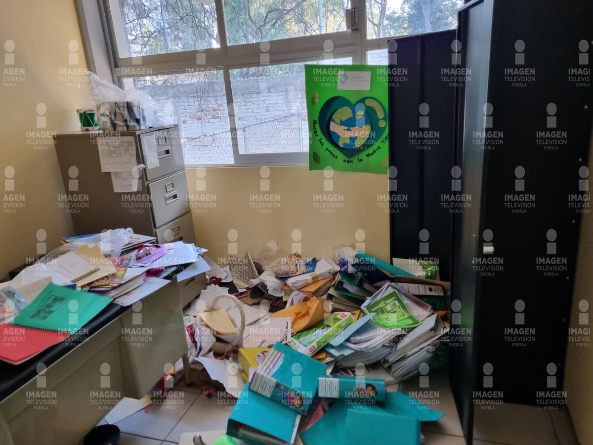JCarlos_Valerio's tweet photo. 🚨 Delincuentes ingresaron al Jardín de Niños "Kokonetl", ubicado en el Cerro de Amalucan. Robaron computadoras, bomba de agua, cables, documentos, entre otras cosas. 🚨 #Puebla 

@SSC_Pue https://t.co/4B3c0AwtC8
