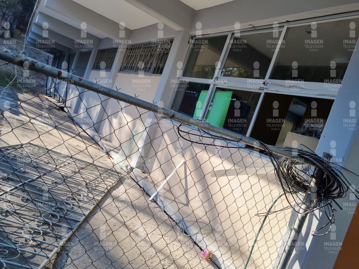 JCarlos_Valerio's tweet photo. 🚨 Delincuentes ingresaron al Jardín de Niños "Kokonetl", ubicado en el Cerro de Amalucan. Robaron computadoras, bomba de agua, cables, documentos, entre otras cosas. 🚨 #Puebla 

@SSC_Pue https://t.co/4B3c0AwtC8