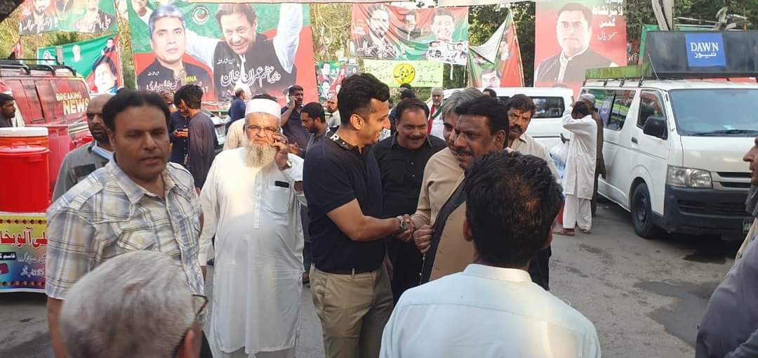 Aliofficial____'s tweet photo. لاہور زمان پارک میں  سینئر لیڈرشپ گوجرانوالہ کے ساتھ  ڈیوٹی پر موجود۔۔۔ کارکنان کی بڑی تعداد اپنے کپتان کے ساتھ زمان پارک میں  موجود۔ https://t.co/BB2Bsue3ts