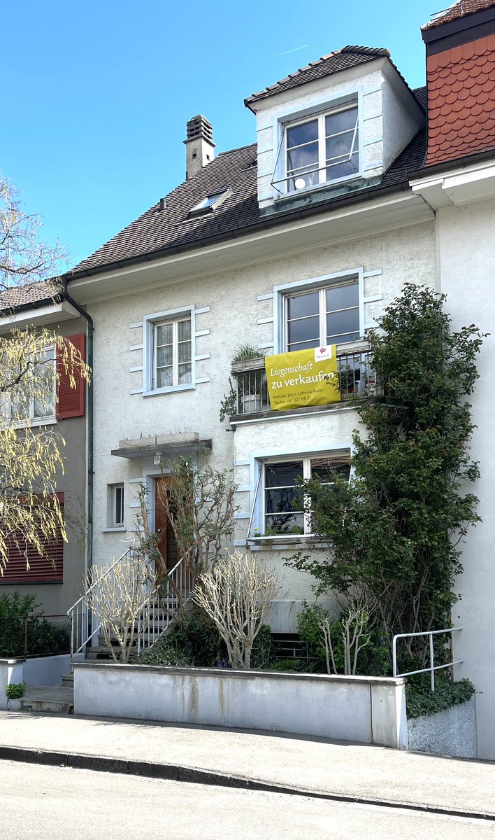 Reihenhaus in der Stadt Basel: 

Dr schnäller isch dr gschwinder…

Ich verkaufe ab sofort dieses 8-Zimmer Reiheneinfamilienhaus an bevorzugter Lage im beliebten Bachletten-Quartier 
Interessiert?
Mail mit kompletten Kontaktdaten an: Jonas.Luethi@swisslife.ch
#SwissLife #Basel