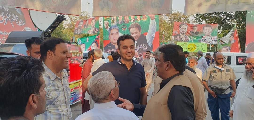 Aliofficial____'s tweet photo. لاہور زمان پارک میں  سینئر لیڈرشپ گوجرانوالہ کے ساتھ  ڈیوٹی پر موجود۔۔۔ کارکنان کی بڑی تعداد اپنے کپتان کے ساتھ زمان پارک میں  موجود۔ https://t.co/BB2Bsue3ts