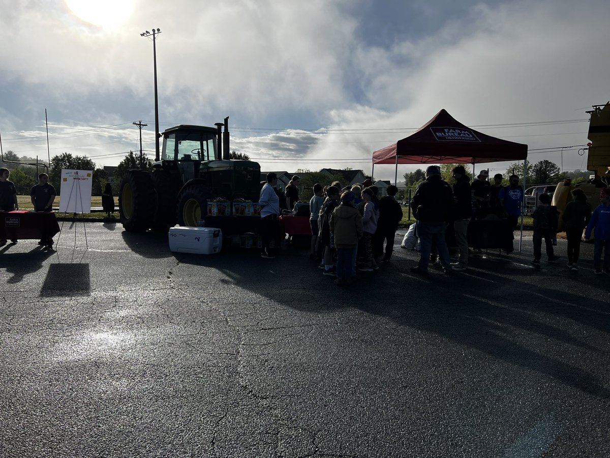 NH_knights's tweet photo. North FFA students put on a AG day for the elementary schools in our district. North students also participated. #KnightNation https://t.co/yibEakO6Nh