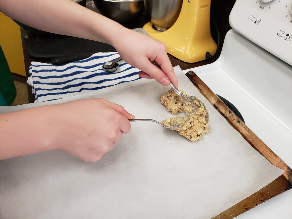 Killarneyvsb39's tweet photo. Foods class making oatmeal chocolate chip cookies today! Yummy in @VSB39 https://t.co/OLBU919ZeN