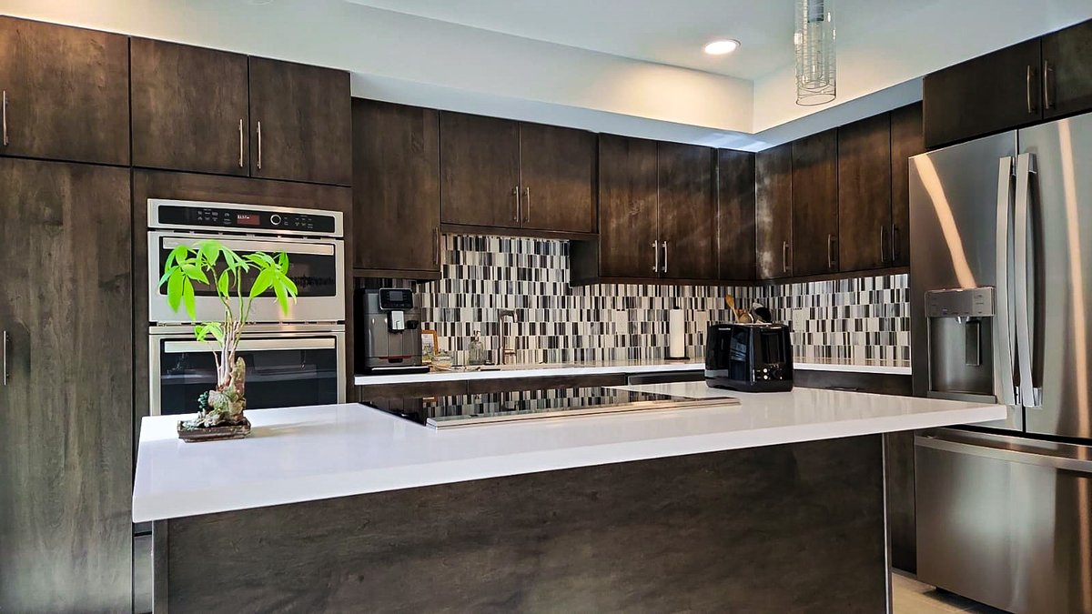 dRemodeling1's tweet photo. Our talented designer, Devin, recently created these two stunning kitchens for clients in Queen Village that we can't stop raving about!

#kitchendesign #remodel #dRemodeling #Philadelphia #QueenVillage #Waypoint #DuraSupreme #designer #white #brown #cabinets #Cabinetry https://t.co/TnuiWqc8xt