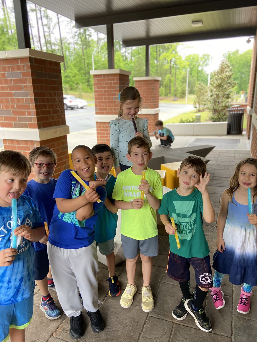 A little rain can’t stop our Blue &amp; Green Day! Thank you <a href="/khlivengood/">Kathy Livengood</a> and <a href="/BartonPondPTA/">Barton Pond PTA</a> volunteers for such a fun-filled “field day!” #BullfrogsENGAGE #BullfrogsPLAY 🐸