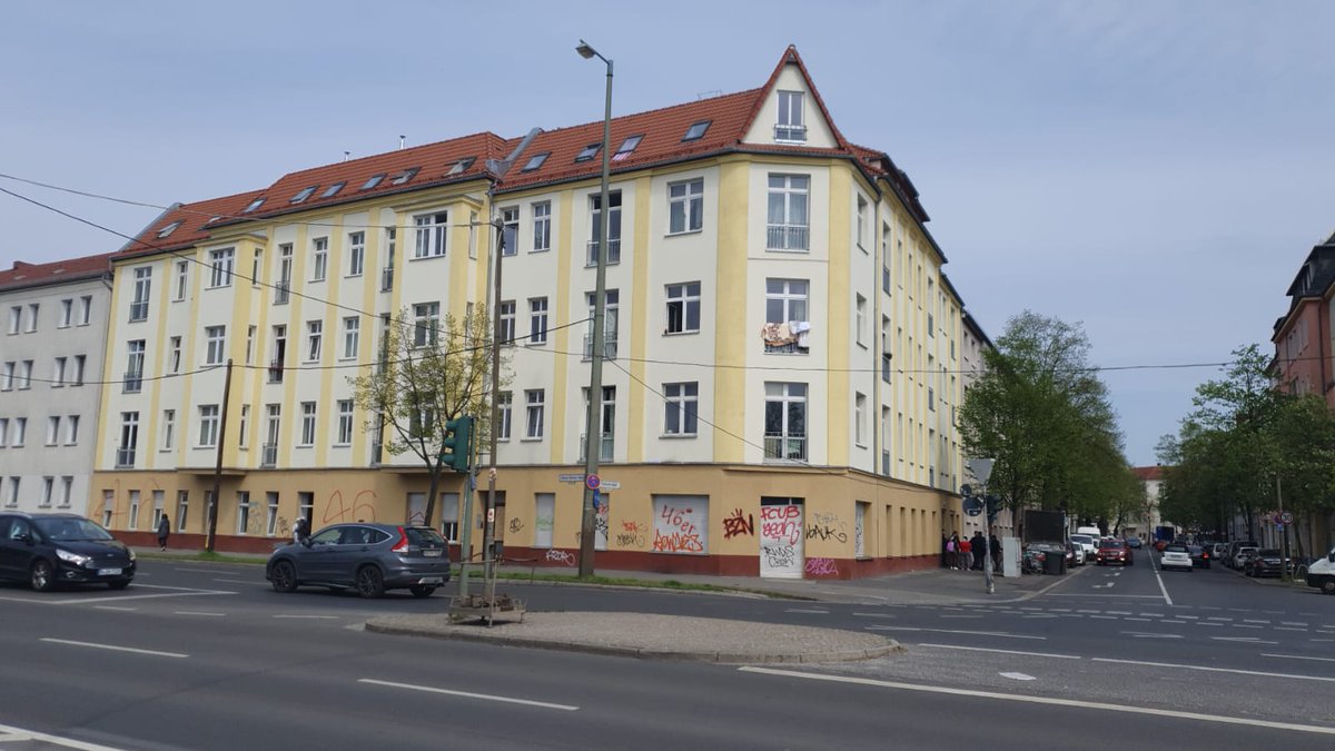 #StopptZwangsräumungFennstraße31 

Die Mieter:innen der Fennstraße 31 in Berlin Niederschöneweide, darunter ca. 10 Roma*-Familien mit Kindern, wurden gestern seitens des neuen Eigentümers im Beisein von Security &amp; Schäferhund aufgefordert, ihre Wohnungen bis zum 1.5. zu räumen!