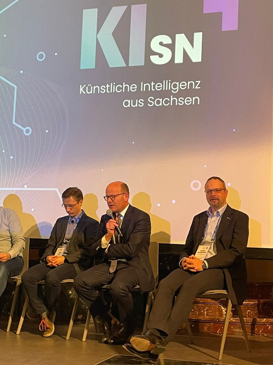 oliverdd's tweet photo. Unser #KInetworkSN Workshop heute in Kooperation mit @CASUSscience und @HZDR_DRESDEN und Forschern aus Polen 🇵🇱 befasst sich mit der Frage, wie Daten in Wissen und Wissen in Wirkung für die Gesellschaft übersetzt werden können u.a. in Feldern wie Gesundheit, Klima oder Verkehr. https://t.co/4nPOFpgghA