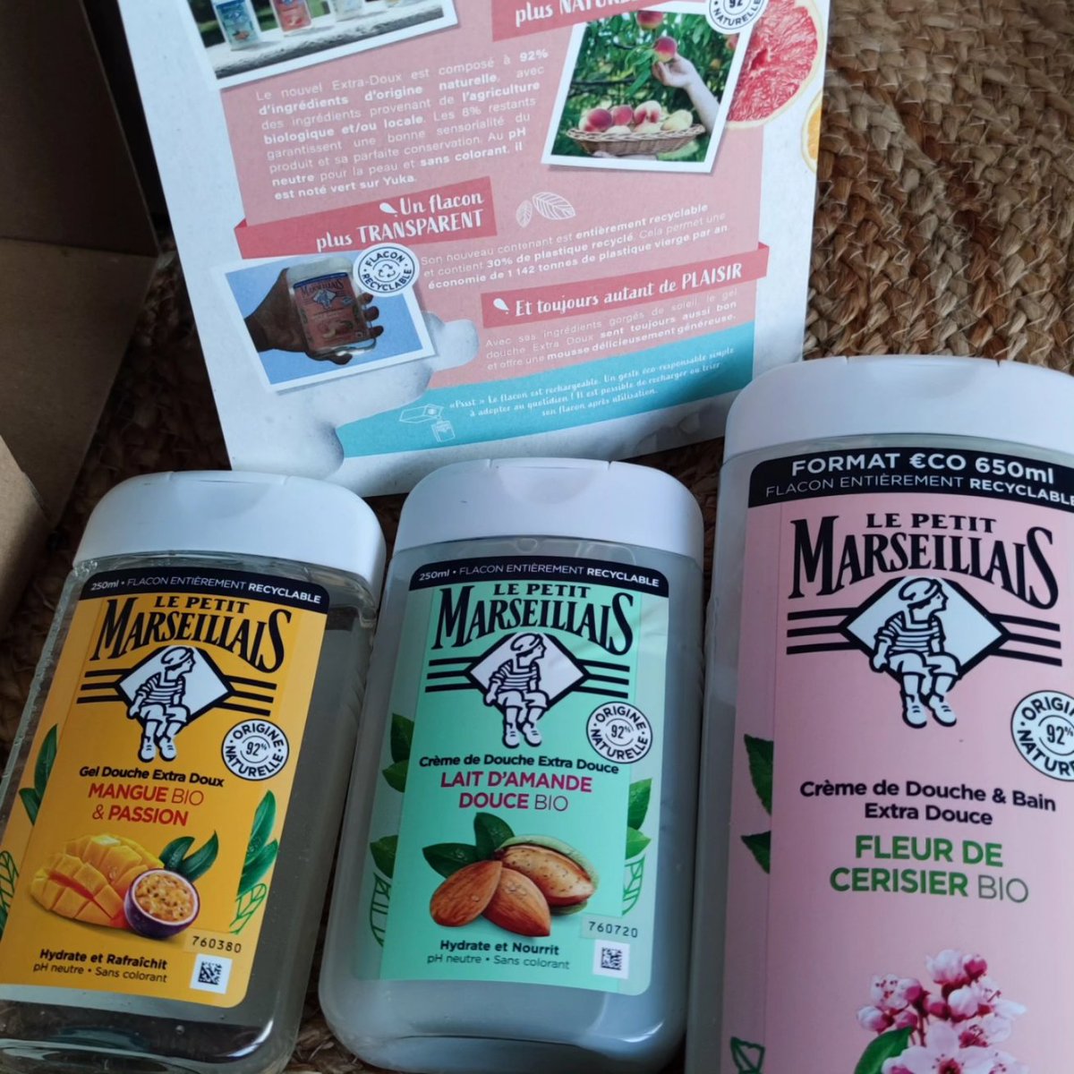 STEPH54710's tweet photo. Du nouveau sous la douche : 
nouvelle gamme de gels douche Le Petit Marseillais Extra Doux
Gamme composée à 92% d'ingrédients d'origine naturelle (noté vert sur Yuka)
Contenant entièrement recyclable
#lpaextradoux 
#lepetitambassadeur https://t.co/YNsgX8HXPI