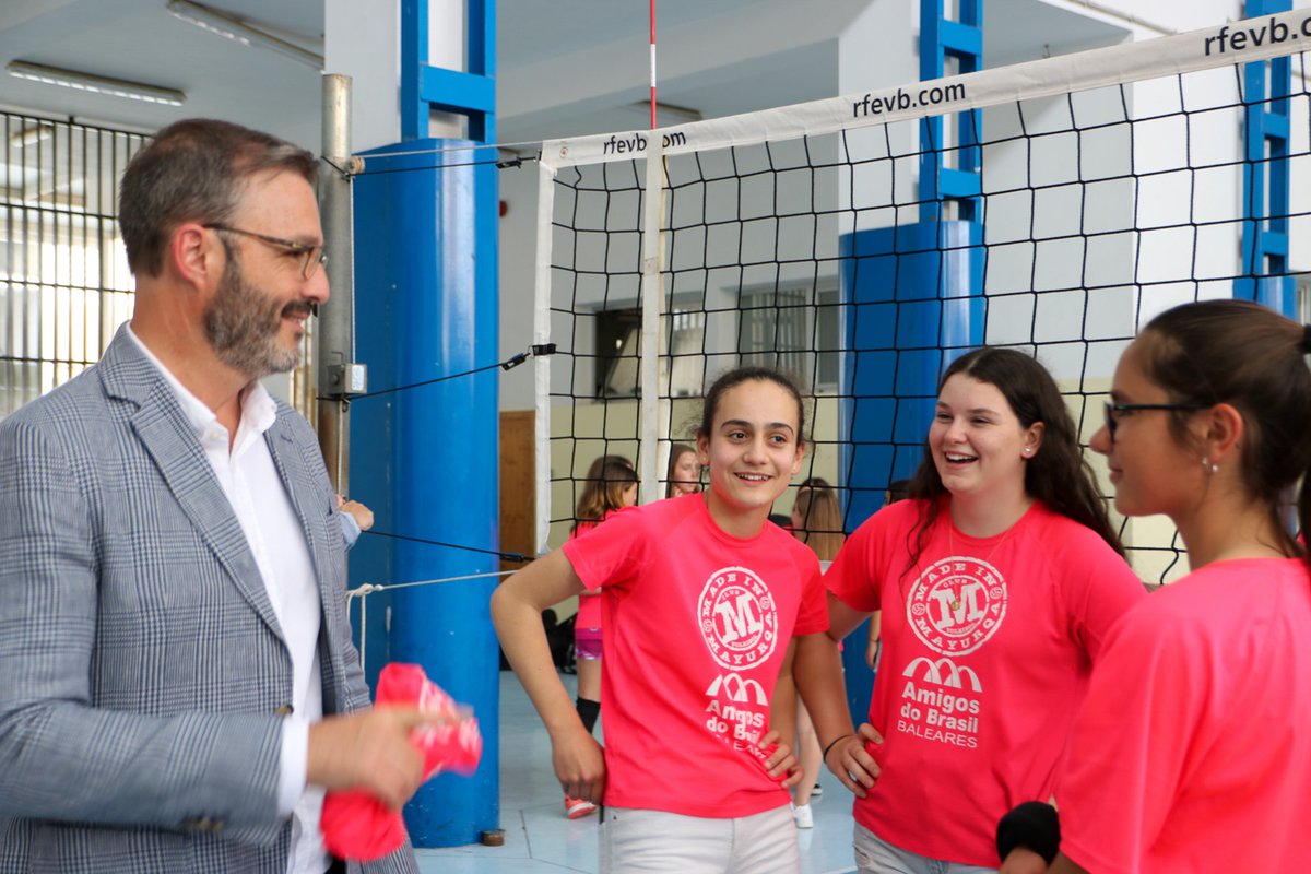 Estamos comprometidos con el deporte y el voleibol. 

Como <a href="/PSOEPalma/">PSOE Palma /❤️</a> lo tenemos claro: acercaremos el deporte a todos los barrios e impulsaremos todos los deportes. ¿Cómo? 

👉🏻 Los clubs tendrán más espacio en ilas instalaciones municipales. 

👉🏻 Cubriremos las pistas deportivas