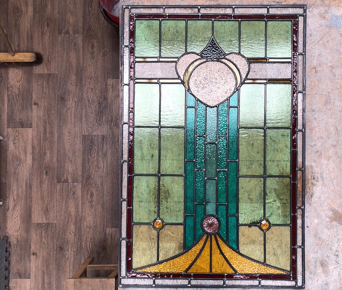 Uff…putty…my workout for this week is done! Window looks lovely. As always a pity it does not show the colours while on the table.
#leadedglass #stainedglass #doorpanel #myhandsmade