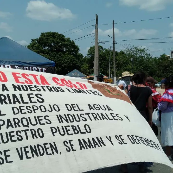 la_odico's tweet photo. 📢EN ESTOS MOMENTOS:

Hay bloqueocarretero en la carretera federal Acayucan- Coatzacoalcos.

Exigiendo alto a la represión en contra del campamento Tierra y Libertad, en Oaxaca contra del corredor #interoceánico 

 ¡Liberación a l@s detenid@s! https://t.co/YAzAG6cVDi
