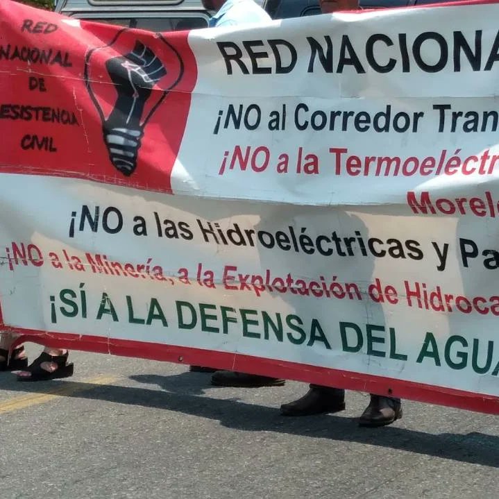 la_odico's tweet photo. 📢EN ESTOS MOMENTOS:

Hay bloqueocarretero en la carretera federal Acayucan- Coatzacoalcos.

Exigiendo alto a la represión en contra del campamento Tierra y Libertad, en Oaxaca contra del corredor #interoceánico 

 ¡Liberación a l@s detenid@s! https://t.co/YAzAG6cVDi