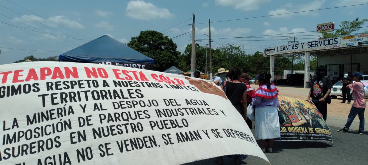 la_odico's tweet photo. 📢EN ESTOS MOMENTOS:

Hay bloqueocarretero en la carretera federal Acayucan- Coatzacoalcos.

Exigiendo alto a la represión en contra del campamento Tierra y Libertad, en Oaxaca contra del corredor #interoceánico 

 ¡Liberación a l@s detenid@s! https://t.co/YAzAG6cVDi