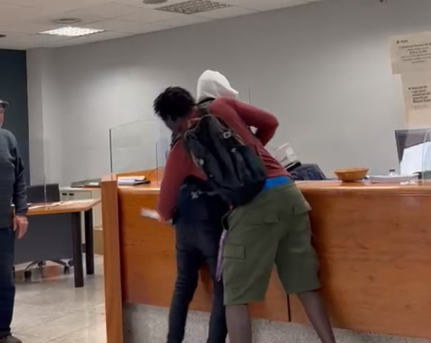 3CatInfo's tweet photo. Un jove senegalès arribat fa poc a Catalunya frustra un atracament en un banc de Sabadell 
https://t.co/ZmWoH0xMJg https://t.co/zpu3GR8Mkm