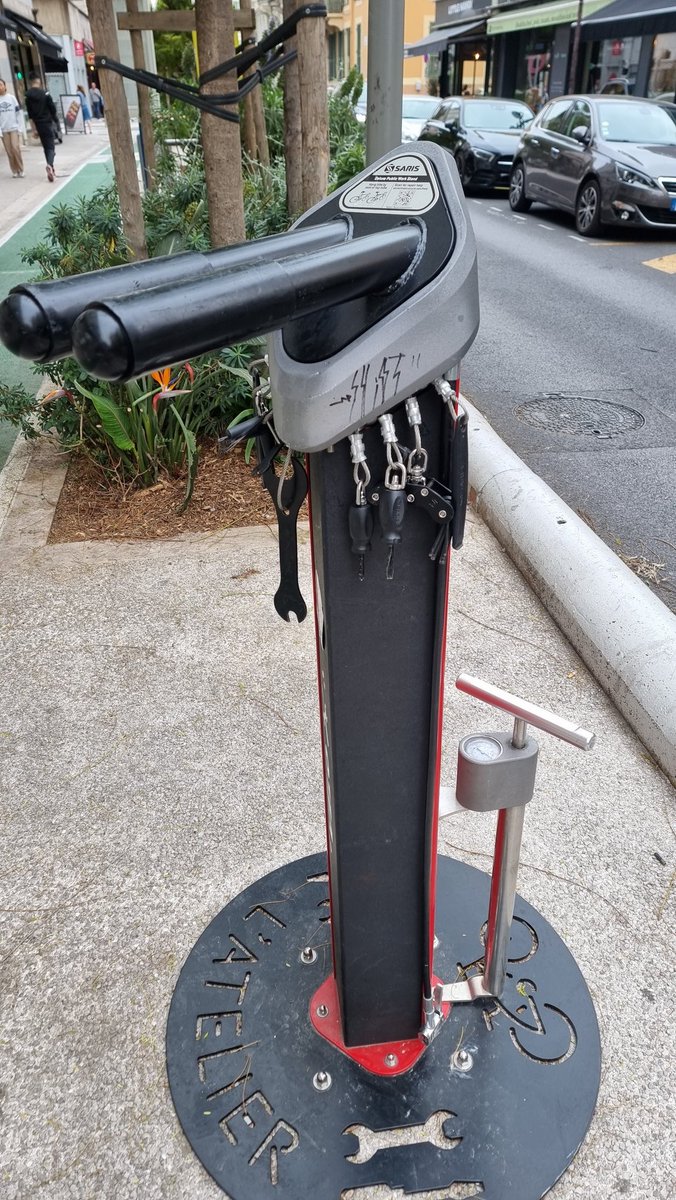 EricRoeske's tweet photo. Overal in Nice staan van dergelijke reparatie-ateliers! Idee voor een fietsstad als Utrecht? #NiceIdea https://t.co/Swy0MiE9ag