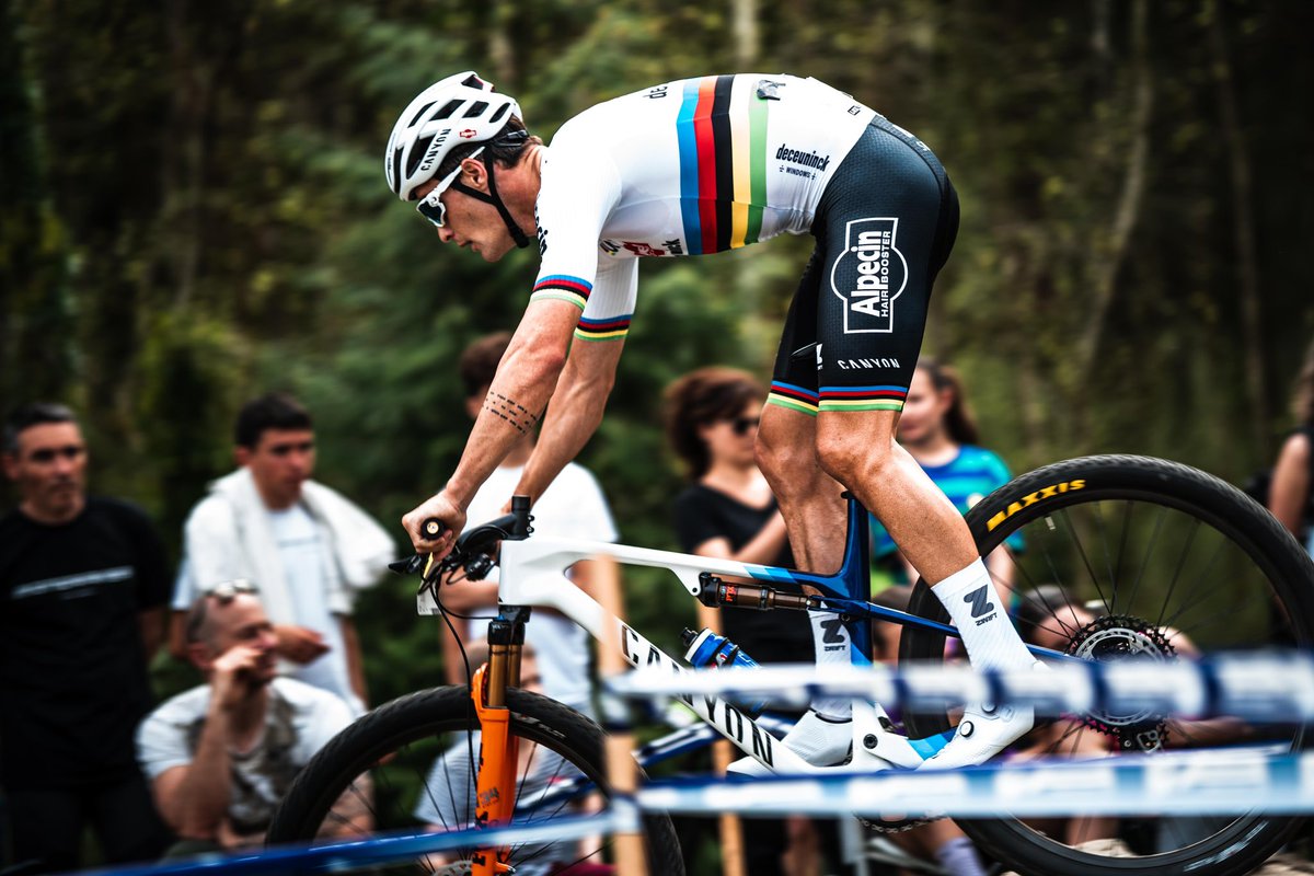 AlpecinPT's tweet photo. First time in this wonderful @Kalas_cc World Champion kit, and immediately winning. @samgazemtb kicked off the MTB weekend in Guéret in the best possible way. 🥇 in the XCC event! 

#AlpecinDeceuninck #SamGaze 

📷 Noam Meresse https://t.co/wB1qD68641