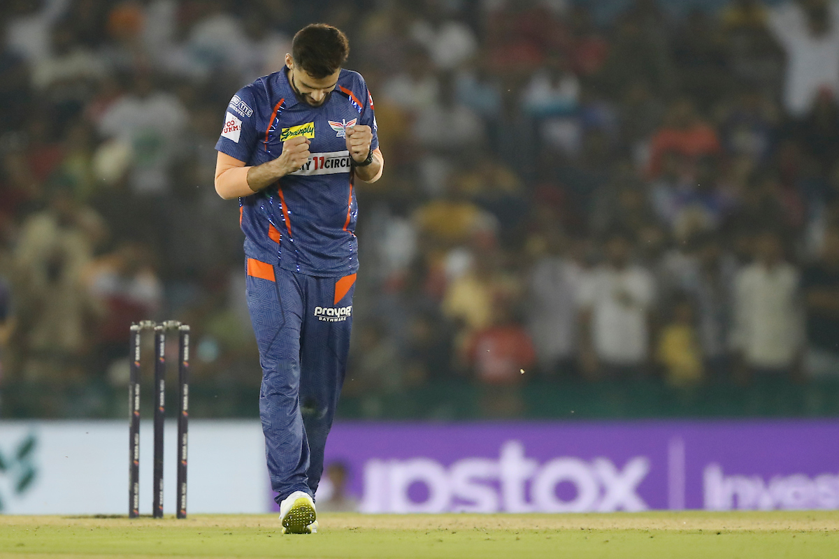 Naveen-ul-Haq with his third wicket of the night as Kagiso Rabada is bowled out for a duck. Live - bit.ly/TATAIPL-2023-38 #TATAIPL #PBKSvLSG #IPL2023