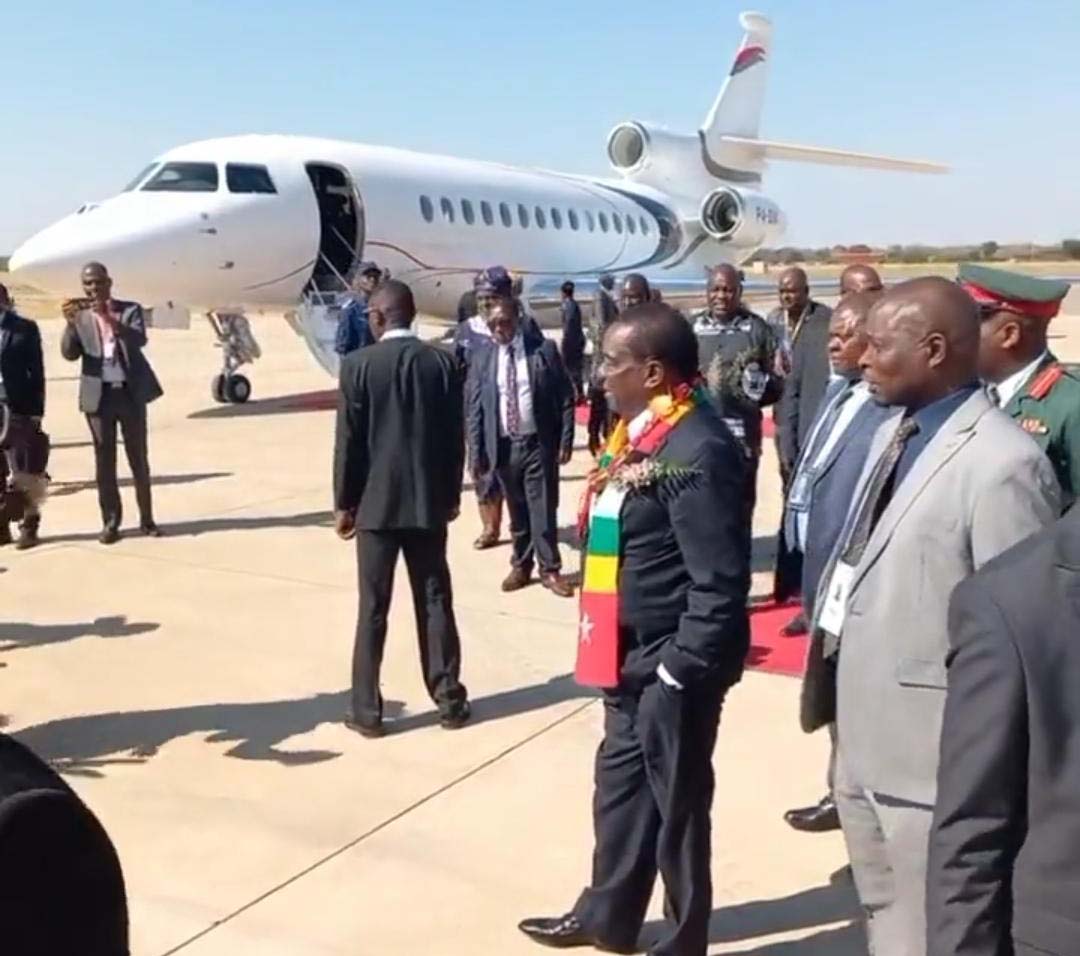 Am_Blujay's tweet photo. The health system is collapsing , citizens are starving , hospitals don't have cancer machines , ambulances and medicine , citizens are scattered all over the world , the country is collapsing and what's does Mnangagwa do ? He goes on and buy a private jet for $54 million https://t.co/HPxKh6EBBh