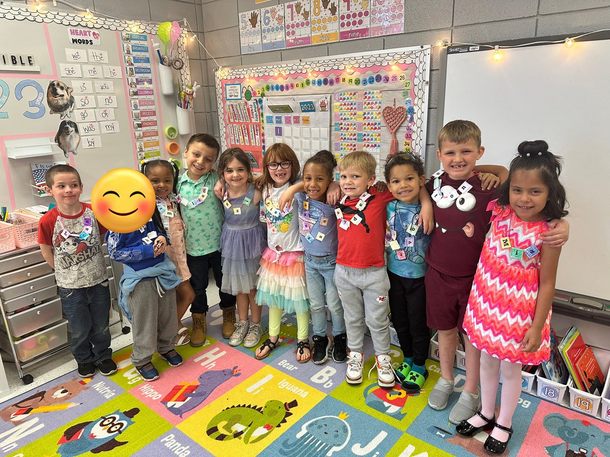 hellomrsfrizell's tweet photo. F is for friends who do fun stuff together! Like make foxes, dress fancy, and make a fancy name necklace ✨⭐️ @GlendaleElemISD #isdkinder https://t.co/6JgNr3Ow4v