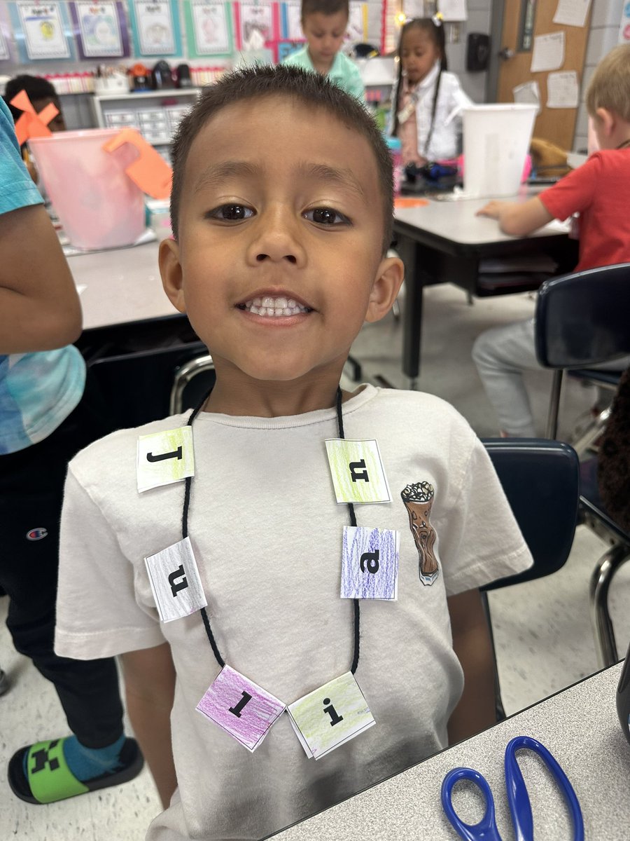 hellomrsfrizell's tweet photo. F is for friends who do fun stuff together! Like make foxes, dress fancy, and make a fancy name necklace ✨⭐️ @GlendaleElemISD #isdkinder https://t.co/6JgNr3Ow4v