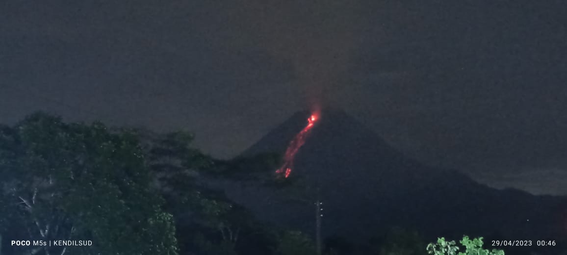 merapi_uncover's tweet photo. Merapi 29-04-2023 jam 00:24 wib 

Video: CCTV
📸: Kendilsud https://t.co/WjhoqOu3VE