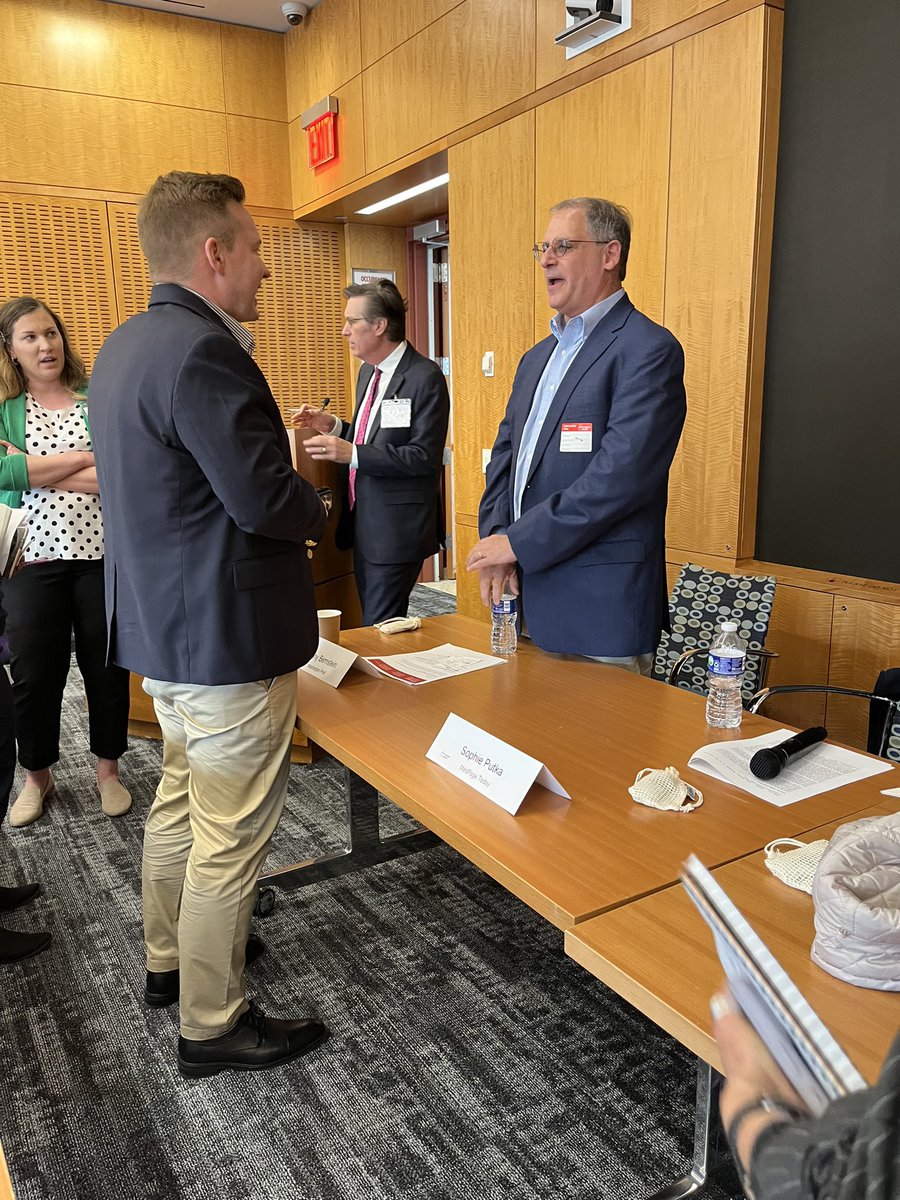 Talk2Shell's tweet image. Reflecting on the 12+ convos I had with national health care journalists at the #MedPR conference. Comms folks need to remember to give media some grace — they’re people too, working hard to tell impactful stories under new pressures. Until next year @robwynne! #AbbottProud