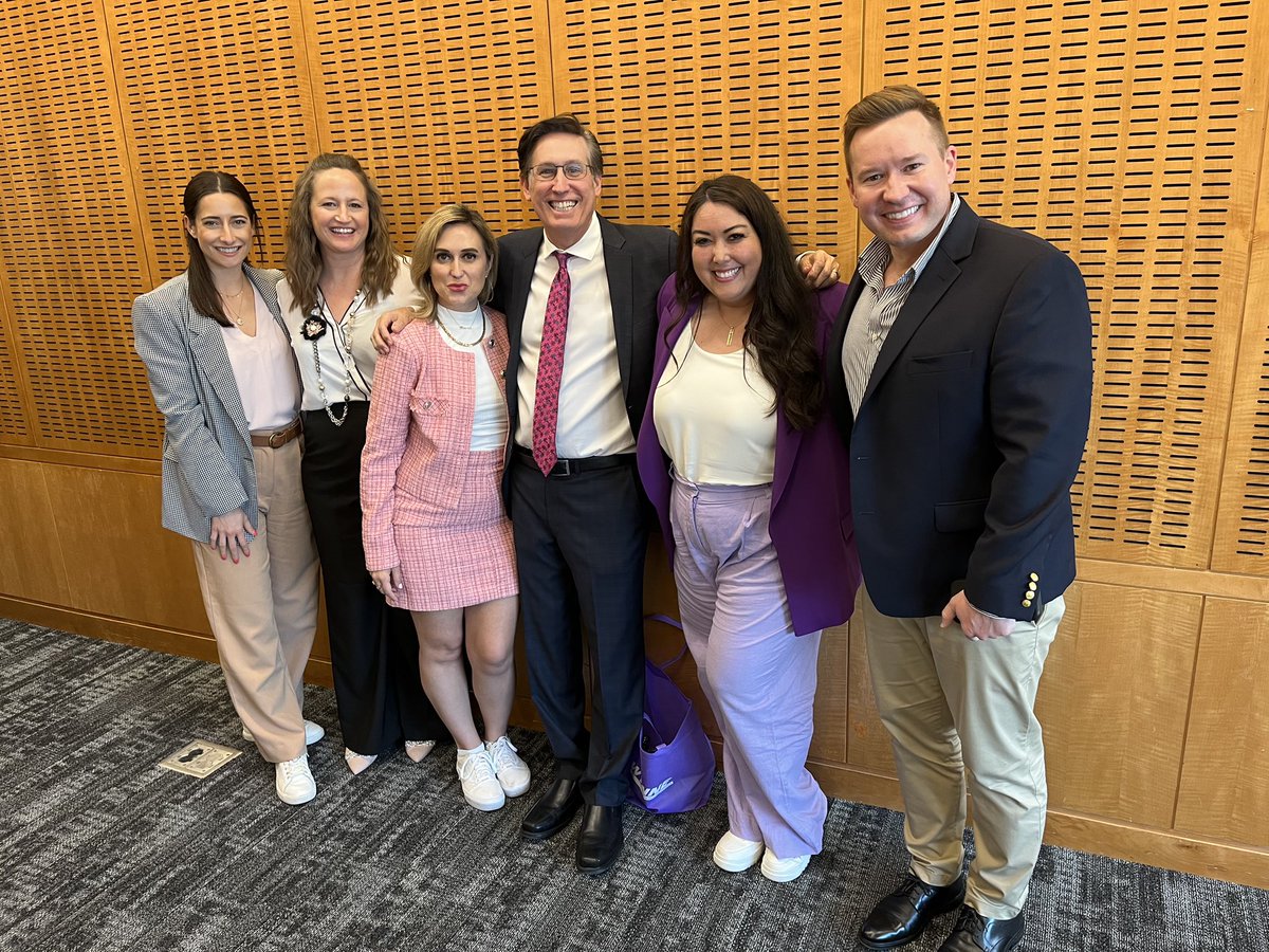 Talk2Shell's tweet image. Reflecting on the 12+ convos I had with national health care journalists at the #MedPR conference. Comms folks need to remember to give media some grace — they’re people too, working hard to tell impactful stories under new pressures. Until next year @robwynne! #AbbottProud