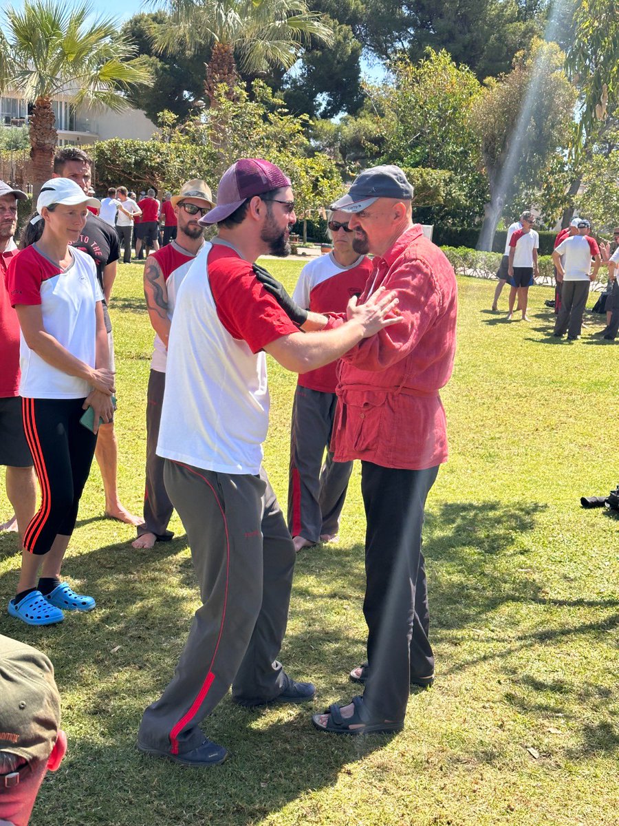 GM_Koenig's tweet photo. Wir verabschieden uns vom #EWTO Lehrgang auf #Mallorca. 
Es war ein super Lehrgang mit #WTclassic, #WTplus, #MagicHands und #ChiKung. 
Gratulation an alle Prüflinge, die ihre Prüfungen bestanden haben. 
Das nächste Big-Event mit allen Großmeistern (inkl.  @GM_BillNewman ) ist zu Pfingsten in Grosswallstadt, wir freuen uns auf euch!

Viele Grüße aus Mallorca - 
@GM_Kernspecht 
@GiuseppeWT 
@GM_Schroen 
dem EWTO ChiKung Team
Meisterin Natalie und mir.