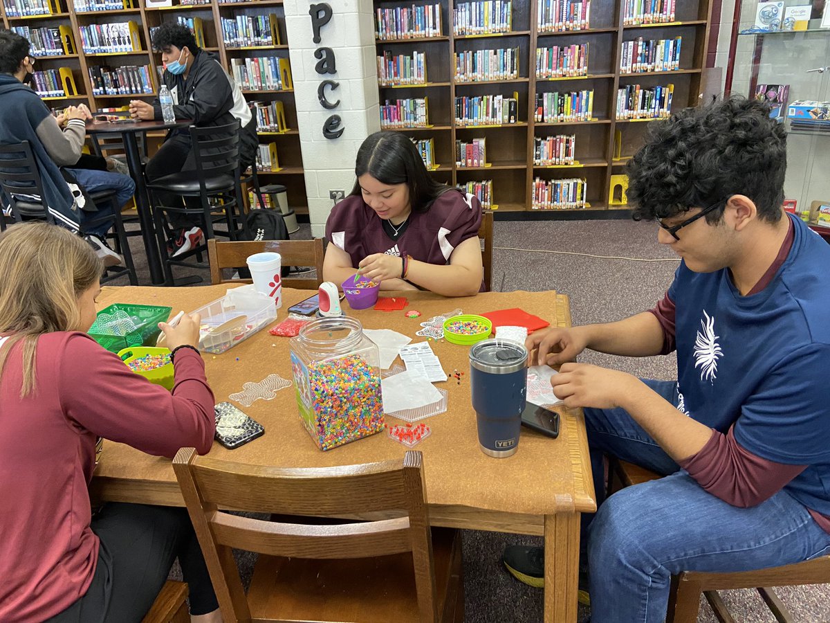 tudon26's tweet photo. What a wonderful sight of @losfresnoshigh students enjoying time at the library while working on makerspaces and playing chess!l !🙌🏼😊🤓 @patty_annfitz @JustinStumbaugh #studentlife https://t.co/cHpQzJBcnG