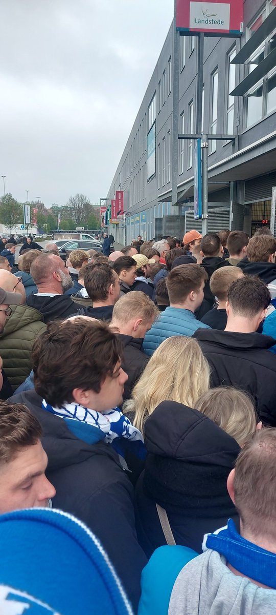 moonzomerdijk's tweet photo. @PECZwolle Het kan toch niet zo zijn dat er 2 minuten voor aanvang wedstrijd nog zo'n rij staat. We staan al 20 minuten stil op dezelfde plek. Doe er eens wat aan! Dit levert steeds meer frustratie op! Hoezo gezeik? https://t.co/TQVO73Wcnk